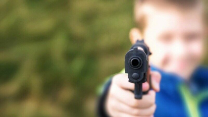 Un copil de 10 ani si-a impuscat mama pentru ca a refuzat sa-i cumpere ochelari VR. Ar putea primi 60 de ani de inchisoare