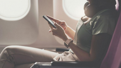 Pasagerii companiilor aeriene din UE vor putea vorbi la telefon in timpul zborului Pasagerii companiilor aeriene din UE vor putea vorbi la telefon in timpul zborului