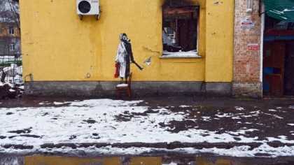 Un graffiti facut de Banksy in Ucraina pe o cladire avariata de bombardamente a fost furat. Hotii au taiat tencuiala