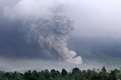 Vulcanul Semeru a inceput sa erupa. Indonezia a ridicat la maxim nivelul de alerta. Coloana de cenusa a ajuns la 15 km inaltime - VIDEO 