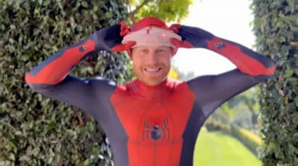 Printul Harry s-a deghizat in Spider-Man pentru a transmite un mesaj copiilor care si-au pierdut un parinte in slujba armatei britanice - VIDEO 
