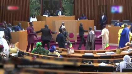 S-au dus lupte grele in parlamentul din Senegal. Deputatii au facut schimb de pumni si au aruncat cu scaune