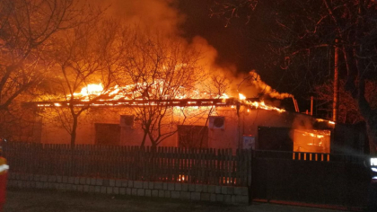 Tragedie la Floresti. Trei persoane, printre care un copil de 3 ani, au decedat, dupa ce casa in care locuiau le-a fost cuprinsa de flacari
