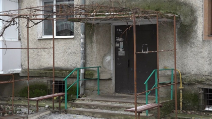 Abandonat in frig si cu un biletel in carucior. Un prunc de opt luni, gasit in scara unui bloc din Balti - VIDEO Abandonat in frig si cu un biletel in carucior. Un prunc de opt luni, gasit in scara unui bloc din Balti - VIDEO