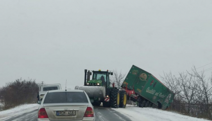 Un camion ar fi alunecat de pe drum si a ajuns intr-un sant, la Donduseni. Imagini de la locul accidentului - FOTO 