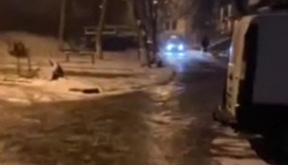 Timpul de afara da batai de cap soferilor, dar si pietonilor. Pe strazile din capitala s-a format ghetus - VIDEO Timpul de afara da batai de cap soferilor, dar si pietonilor. Pe strazile din capitala s-a format ghetus - VIDEO