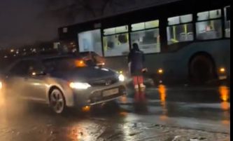 Accident in capitala. O femeie a ajuns in stare grava la spital, dupa ce a fost lovita de un autobuz de ruta Accident in capitala. O femeie a ajuns in stare grava la spital, dupa ce a fost lovita de un autobuz de ruta
