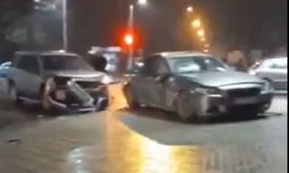 Accident in capitala. Doua masini s-au ciocnit violent pe o strada din sectorul Rascani. Imagini de la locul accidentului - VIDEO Accident in capitala. Doua masini s-au ciocnit violent pe o strada din sectorul Rascani. Imagini de la locul accidentului - VIDEO
