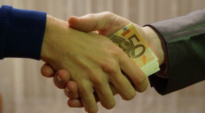 I-a promis ca il va ajuta sa obtina mai usor permisul de conducere in schimbul a 1000 de euro. Un ofiter de politie - retinut de CNA si plasat in arest pentru 72 ore
I-a promis ca il va ajuta sa obtina mai usor permisul de conducere in schimbul a 1000 de euro. Un ofiter de politie - retinut de CNA si plasat in arest pentru 72 ore