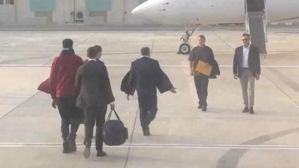 Momentul schimbului de prizonieri SUA - Rusia. „Negustorul Mortii” si sportiva Brittney Griner s-au intersectat pe pista aeroportului - FOTO Momentul schimbului de prizonieri SUA - Rusia. „Negustorul Mortii” si sportiva Brittney Griner s-au intersectat pe pista aeroportului - FOTO