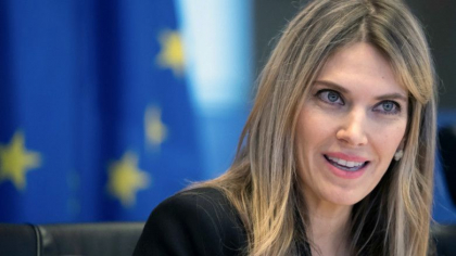Eva Kaili si-a pierdut functia de vicepresedinte al Parlamentului European. Tatal ei, prins cu o geanta cu bani Eva Kaili si-a pierdut functia de vicepresedinte al Parlamentului European. Tatal ei, prins cu o geanta cu bani