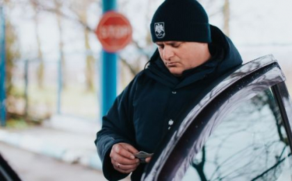 Un tanar - retinut, dupa ce a incercat sa iasa din Moldova cu permis de conducere falsificat. Acesta l-ar fi cumparat cu 250 de dolari