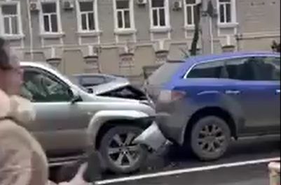 Carambol in capitala. Patru masini - avariate, dupa ce s-au ciocnit in lant. Imagini de la locul accidentului - VIDEO Carambol in capitala. Patru masini - avariate, dupa ce s-au ciocnit in lant. Imagini de la locul accidentului - VIDEO