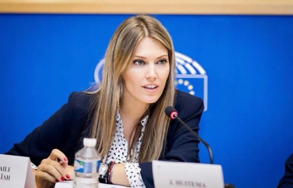 Saci cu bani, gasiti acasa la Eva Kaili. Scandalul coruptiei din Parlamentul European naste dezbateri privind regulile etice din Legislativul UE
Saci cu bani, gasiti acasa la Eva Kaili. Scandalul coruptiei din Parlamentul European naste dezbateri privind regulile etice din Legislativul UE