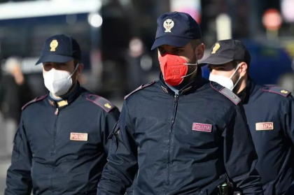 „Va omor pe toti!”. Sedinta de bloc incheiata cu trei morti si patru raniti, la Roma - VIDEO „Va omor pe toti!”. Sedinta de bloc incheiata cu trei morti si patru raniti, la Roma - VIDEO