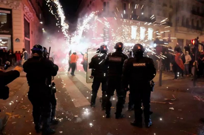De la extaz la agonie. Ciocniri violente intre jandarmi si suporterii marocani si francezi. Microbistii au atacat cu petarde si artificii De la extaz la agonie. Ciocniri violente intre jandarmi si suporterii marocani si francezi. Microbistii au atacat cu petarde si artificii