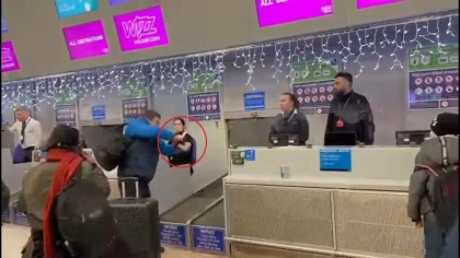 Zboruri suspendate in Marea Britanie, din cauza ninsorii. Momentul in care un roman si-a rupt pasaportul de nervi ca nu poate ajunge acasa - VIDEO Zboruri suspendate in Marea Britanie, din cauza ninsorii. Momentul in care un roman si-a rupt pasaportul de nervi ca nu poate ajunge acasa - VIDEO