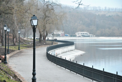 La un pas de tragedie. A vrut sa hraneasca ratele, insa a cazut in lac, la Valea Morilor. Un copil - salvat de la inec