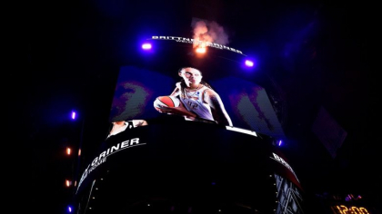 Brittney Griner a atins din nou o minge de baschet, pentru prima oara in zece luni
