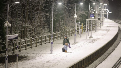 Ninge abundent in Marea Britanie. Aeroporturi inchise, linii de cale ferata blocate, oamenii sunt sfatuiti sa nu plece in calatorie - FOTO 