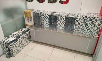 Au incercat sa iasa din tara cu peste sase mii de pachete de tigari. Zece moldoveni - retinuti pe Aeroportul  International Chisinau - FOTO 