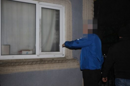 Un barbat - retinut, dupa ce ar fi furat bani, dar si bijuterii din mai multe locuinte, la Soroca. Ce spun oamenii legii - FOTO 