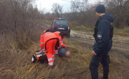 Un barbat - salvat de politistii de frontiera. Acesta a fost gasit la pamant in apropierea frontierei moldo-romane - FOTO Un barbat - salvat de politistii de frontiera. Acesta a fost gasit la pamant in apropierea frontierei moldo-romane - FOTO