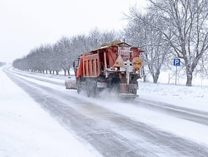 La nord ninge. Pe drumuri sunt efectuate lucrari de deszapezirea si raspandirea materialului antiderapant - FOTO