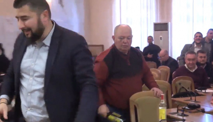 Un nou scandal la CMC. Un consilier PSRM - la un pas de a fi lovit cu o sticla de vin, care a adus-o tot el. Cum s-a intamplat totul - VIDEO Un nou scandal la CMC. Un consilier PSRM - la un pas de a fi lovit cu o sticla de vin, care a adus-o tot el. Cum s-a intamplat totul - VIDEO