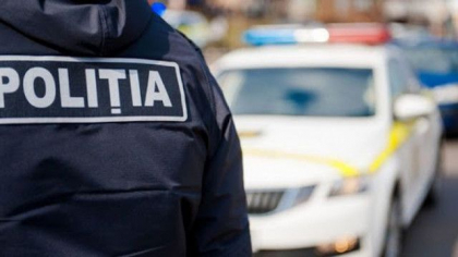 Ar fi cerut 600 de euro de la o persoana aflata in cautare pentru a nu o retine. Doi politisti din capitala - cercetati penal. Ce functie detin acestia