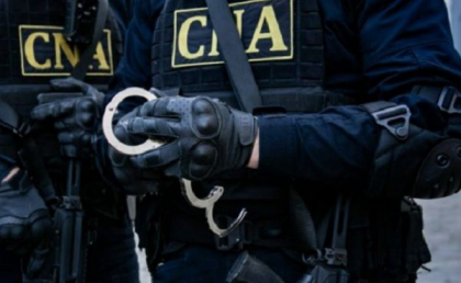 I-ar fi promis unei femei sa o ajute sa legalizeze un teren in schimbul a mii de euro. Un barbat din capitala - retinut pentru 72 de ore. Ce a declarat femeia 
