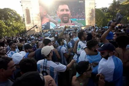 Nebunie pe strazile din Argentina - Imaginile bucuriei dupa calificarea in finala Campionatului Mondial 2022 - VIDEO 