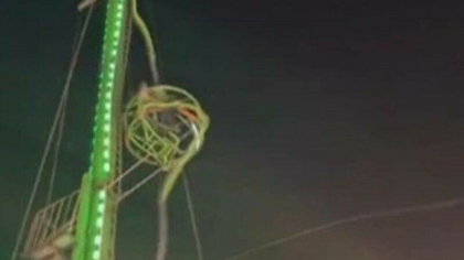 Momentul terifiant in care doua persoane raman suspendate la inaltime intr-un parc de distractii - VIDEO
