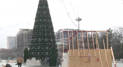 Targul de Craciun din Piata Marii Adunari Nationale va fi inaugurat astazi. Tot in aceasta seara vor fi aprinse luminitele de pe brad si decoratiunile de pe strazile capitalei Targul de Craciun din Piata Marii Adunari Nationale va fi inaugurat astazi. Tot in aceasta seara vor fi aprinse luminitele de pe brad si decoratiunile de pe strazile capitalei