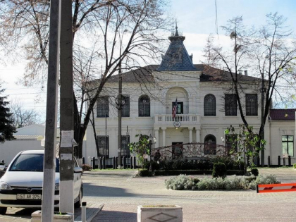 Un pachet suspect - gasit in fata Ambasadei SUA la Chisinau. Au fost alertati oamenii legii Un pachet suspect - gasit in fata Ambasadei SUA la Chisinau. Au fost alertati oamenii legii