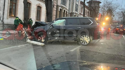 Accident matinal in capitala. Un Lexus a ajuns intr-un copac, dupa ce s-a ciocnit cu un Volkswagen. Unul dintre soferi a fugit de la locul accidentului - FOTO