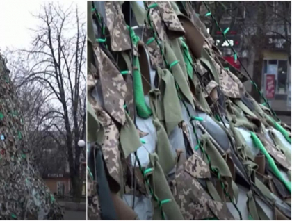„Bradul invincibilitatii”. Ucrainenii din Nikolaiev au facut un pom de Craciun din plase de camuflaj „Bradul invincibilitatii”. Ucrainenii din Nikolaiev au facut un pom de Craciun din plase de camuflaj