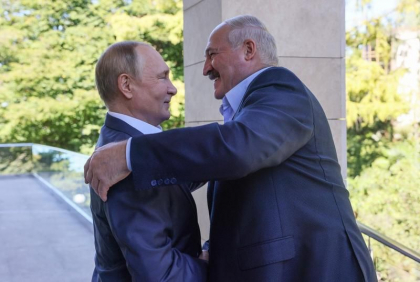 Putin, primit calduros in Belarus de doua tinere cu flori si paine - VIDEO Putin, primit calduros in Belarus de doua tinere cu flori si paine - VIDEO