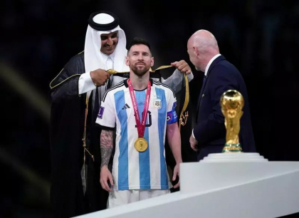Ce este Bisht, pelerina neagra purtata de Messi la ridicarea trofeului Cupei Mondiale