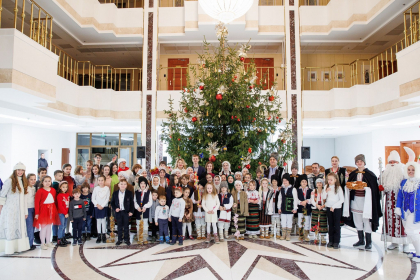  Luminitele pomului de Craciun - aprinse la Presedintie. Sefa statului a primit colindatori. Cand pot vedea cetatenii bradul institutiei - FOTO