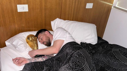 Messi nu s-a putut dezlipi de Cupa Mondiala si a dormit in pat cu ea. Imaginile au devenit virale - FOTO Messi nu s-a putut dezlipi de Cupa Mondiala si a dormit in pat cu ea. Imaginile au devenit virale - FOTO