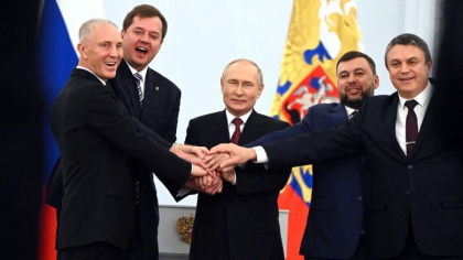 Putin i-a decorat pe liderii regiunilor anexate ilegal. Unul dintre decorati ii transmite ca fara el "nu am putea supravietui" Putin i-a decorat pe liderii regiunilor anexate ilegal. Unul dintre decorati ii transmite ca fara el "nu am putea supravietui"