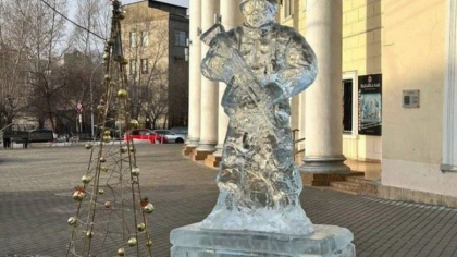 Rusii sarbatoresc „patriotic” Craciunul cu soldati de gheata cu pusti kalasnikov in maini: „Trebuie sa aparam Rusia de nazisti” - FOTO Rusii sarbatoresc „patriotic” Craciunul cu soldati de gheata cu pusti kalasnikov in maini: „Trebuie sa aparam Rusia de nazisti” - FOTO