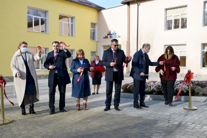Gradinita reparata cu bani din bugetul de stat – proiect politic al Partidului Sor. Subsol inundat, miros urat in baie si o firma a unui exponent al partidului - Ziarul de Garda Gradinita reparata cu bani din bugetul de stat – proiect politic al Partidului Sor. Subsol inundat, miros urat in baie si o firma a unui exponent al partidului - Ziarul de Garda