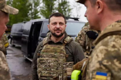 Zelenski, vizita surpriza in Bahmut, cel mai fierbinte punct de pe front - VIDEO 