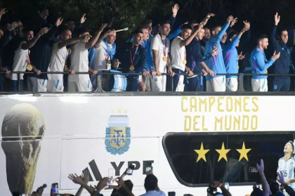 Nebunie totala in Argentina: Messi a ajuns acasa cu trofeul Cupei Mondiale - Zi libera in toata tara - VIDEO Nebunie totala in Argentina: Messi a ajuns acasa cu trofeul Cupei Mondiale - Zi libera in toata tara - VIDEO