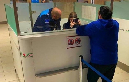 A incercat sa intre in tara cu sapte documente false. Un cetatean al Regatului Maroc cautat pe Interpol pentru frauda bancara - retinut pe Aeroportul International Chisinau A incercat sa intre in tara cu sapte documente false. Un cetatean al Regatului Maroc cautat pe Interpol pentru frauda bancara - retinut pe Aeroportul International Chisinau