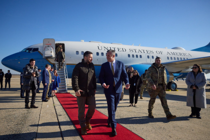 Zelenski a ajuns in SUA unde se va intalni cu presedintele Biden. Masuri stricte de securitate pe durata vizitei presedintelui Ucrainei - FOTO
Zelenski a ajuns in SUA unde se va intalni cu presedintele Biden. Masuri stricte de securitate pe durata vizitei presedintelui Ucrainei - FOTO
