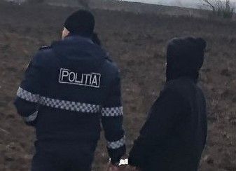Si-a ars hainele cu care era imbracat pentru a ascunde urmele infractiunii, dar a fost prins pe urme fierbinti. Un barbat - retinut, dupa ce ar fi savarsit un omor - VIDEO Si-a ars hainele cu care era imbracat pentru a ascunde urmele infractiunii, dar a fost prins pe urme fierbinti. Un barbat - retinut, dupa ce ar fi savarsit un omor - VIDEO