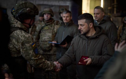 New York Times: Vizita lui Zelenski la Bahmut arata contrastul dintre el si Putin New York Times: Vizita lui Zelenski la Bahmut arata contrastul dintre el si Putin
